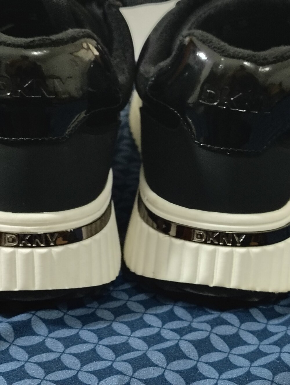 DKNY women's Laurence zip sneakers in black and white Size 10Medium. - Picture 5 of 9